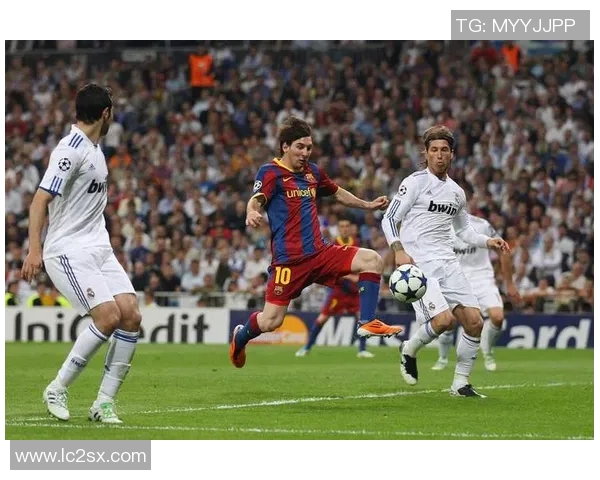 足球场巅峰对决：梅西与C罗谁能称霸绿茵世界的终极之战